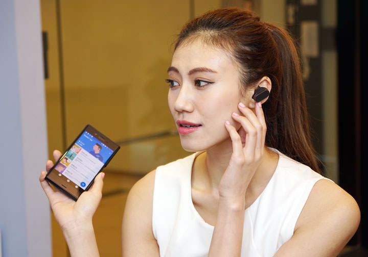 [Mobile] 溝通方式的再度創新！Sony Mobile首款Smart系列產品「Xperia Ear」智慧藍牙耳機12/24起在台限量發售！ - 阿祥的網路筆記本
