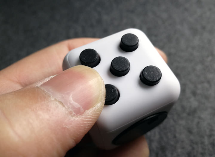 [Unbox] 壓力大？焦躁不安？試試可以讓你紓壓的無聊小物：「FIDGET CUBE 紓壓方塊」開箱囉！ - 阿祥的網路筆記本