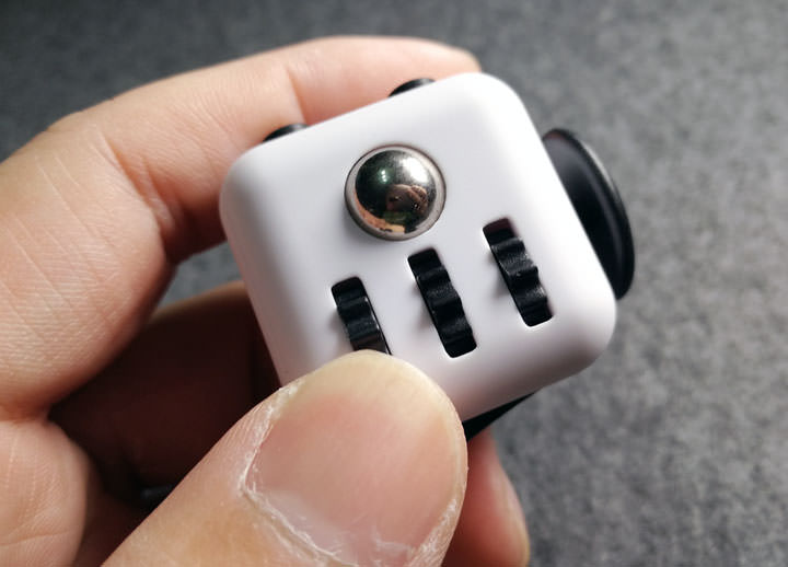 [Unbox] 壓力大？焦躁不安？試試可以讓你紓壓的無聊小物：「FIDGET CUBE 紓壓方塊」開箱囉！ - 阿祥的網路筆記本