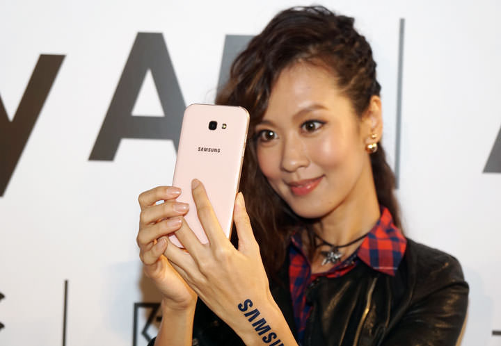 [Mobile] 三星新年「A咖」首發！前後1600萬畫素鏡頭、IP68防水美拍機Galaxy A7與A5 2017版同步登場！ - 阿祥的網路筆記本