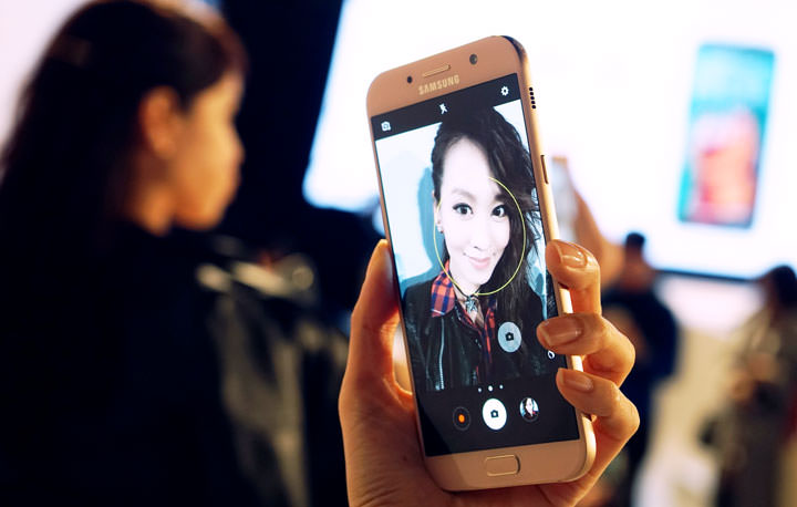 [Mobile] 三星新年「A咖」首發！前後1600萬畫素鏡頭、IP68防水美拍機Galaxy A7與A5 2017版同步登場！ - 阿祥的網路筆記本