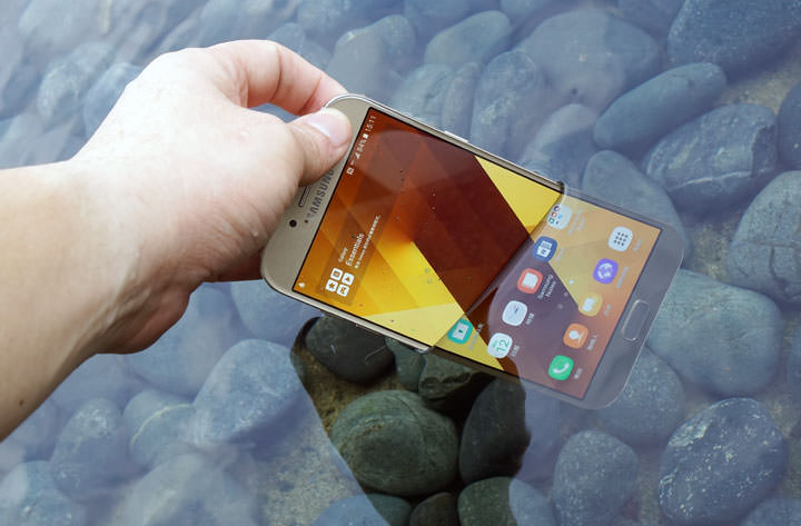 [Unbox] IP68生活防水，雙1600萬畫素鏡頭美拍：帶給你「A即精采」的三星Galaxy A7 2017年版開箱評測分享！ - 阿祥的網路筆記本