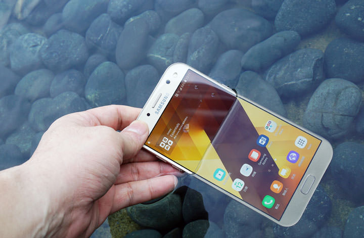 [Unbox] IP68生活防水，雙1600萬畫素鏡頭美拍：帶給你「A即精采」的三星Galaxy A7 2017年版開箱評測分享！ - 阿祥的網路筆記本