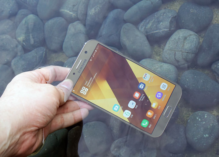 [Unbox] IP68生活防水，雙1600萬畫素鏡頭美拍：帶給你「A即精采」的三星Galaxy A7 2017年版開箱評測分享！ - 阿祥的網路筆記本