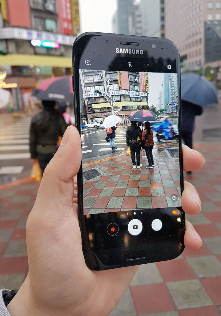 [Unbox] IP68生活防水，雙1600萬畫素鏡頭美拍：帶給你「A即精采」的三星Galaxy A7 2017年版開箱評測分享！ - 阿祥的網路筆記本