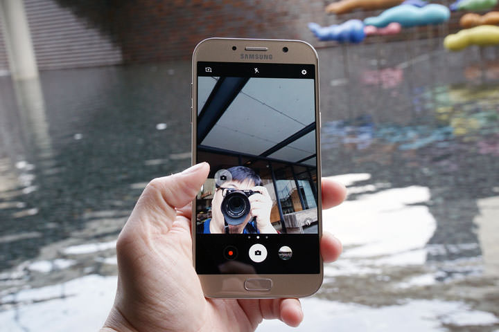 [Unbox] IP68生活防水，雙1600萬畫素鏡頭美拍：帶給你「A即精采」的三星Galaxy A7 2017年版開箱評測分享！ - 阿祥的網路筆記本