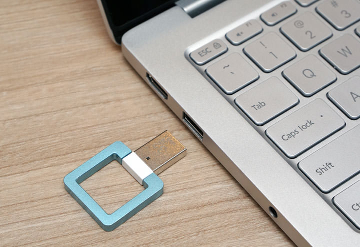 [Unbox] 才貌雙全！榮獲金點設計獎加持的「360度旋轉」隨身碟：十銓科技T162指扣碟開箱分享！ - 阿祥的網路筆記本