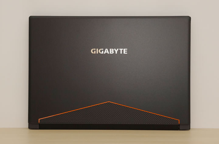 [Unbox] 誰說輕薄與效能不能兼得？商務應用與遊戲電競一機搞定的跨界筆電：GIGABYTE AERO 15開箱與深度評測！ - 阿祥的網路筆記本