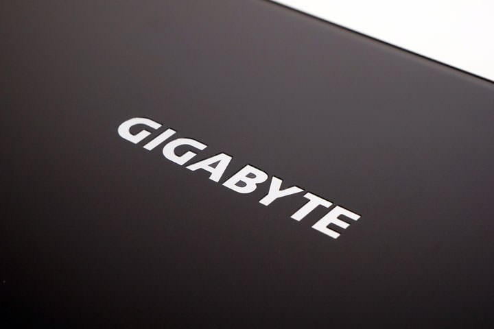 [Unbox] 誰說輕薄與效能不能兼得？商務應用與遊戲電競一機搞定的跨界筆電：GIGABYTE AERO 15開箱與深度評測！ - 阿祥的網路筆記本