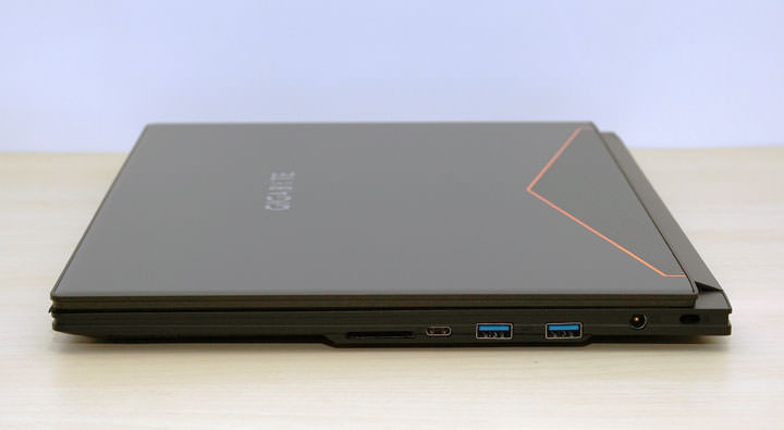 [Unbox] 誰說輕薄與效能不能兼得？商務應用與遊戲電競一機搞定的跨界筆電：GIGABYTE AERO 15開箱與深度評測！ - 阿祥的網路筆記本