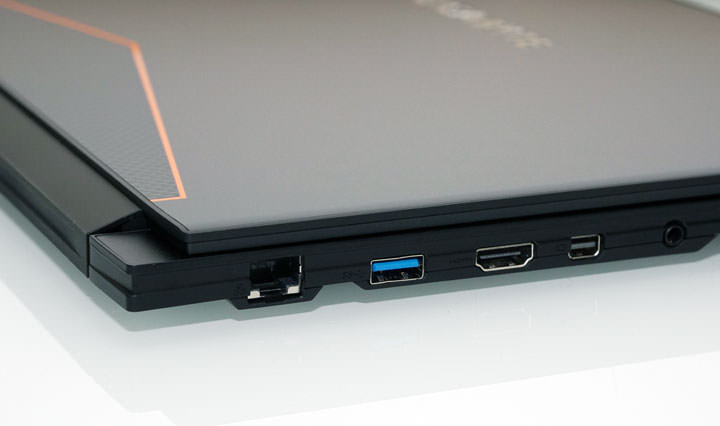 [Unbox] 誰說輕薄與效能不能兼得？商務應用與遊戲電競一機搞定的跨界筆電：GIGABYTE AERO 15開箱與深度評測！ - 阿祥的網路筆記本