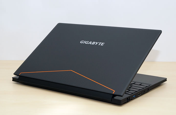 [Unbox] 誰說輕薄與效能不能兼得？商務應用與遊戲電競一機搞定的跨界筆電：GIGABYTE AERO 15開箱與深度評測！ - 阿祥的網路筆記本