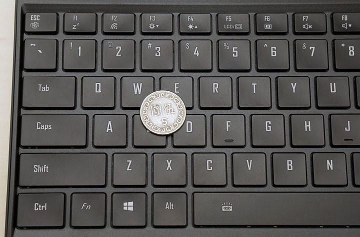 [Unbox] 誰說輕薄與效能不能兼得？商務應用與遊戲電競一機搞定的跨界筆電：GIGABYTE AERO 15開箱與深度評測！ - 阿祥的網路筆記本