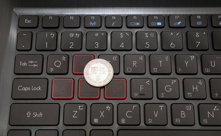 [Unbox] Acer Predator 電競家族新血 Helios 300 實測：優質外觀搭配絕佳效能的遊戲利器！ - 阿祥的網路筆記本