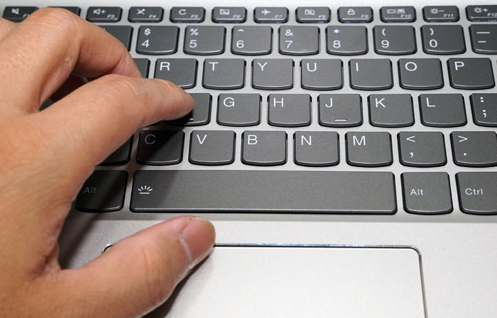 [Unbox] 俐落美型且一機多用的全才型筆電：Lenovo Yoga 720 深度實測！ - 阿祥的網路筆記本