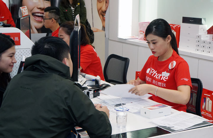 [Unbox] Apple iPhone X 今日上市！萬眾期待蘋果十週年紀念機快速開箱與心得分享！ - 阿祥的網路筆記本