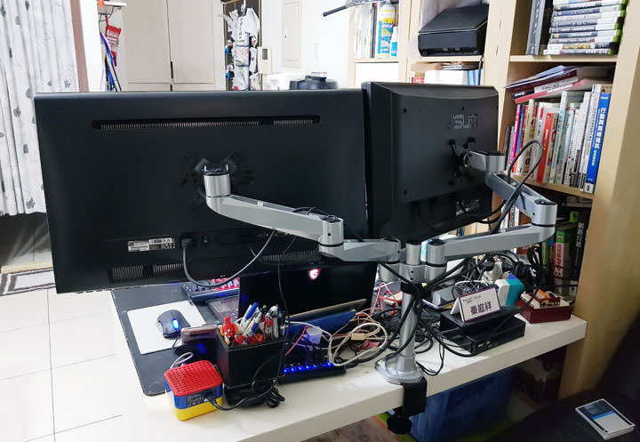 [Unbox] 穩穩地撐住兩個 32吋以上的大螢幕：「Xergo 雙延伸臂雙螢幕C型夾桌支撐架」開箱囉！ - 阿祥的網路筆記本