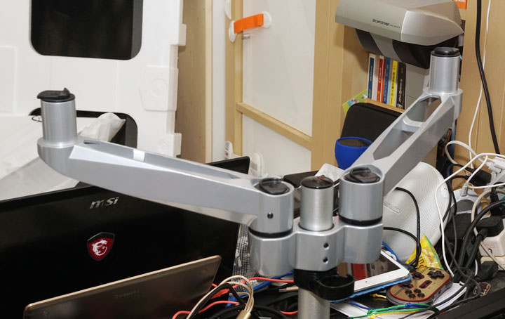 [Unbox] 穩穩地撐住兩個 32吋以上的大螢幕：「Xergo 雙延伸臂雙螢幕C型夾桌支撐架」開箱囉！ - 阿祥的網路筆記本