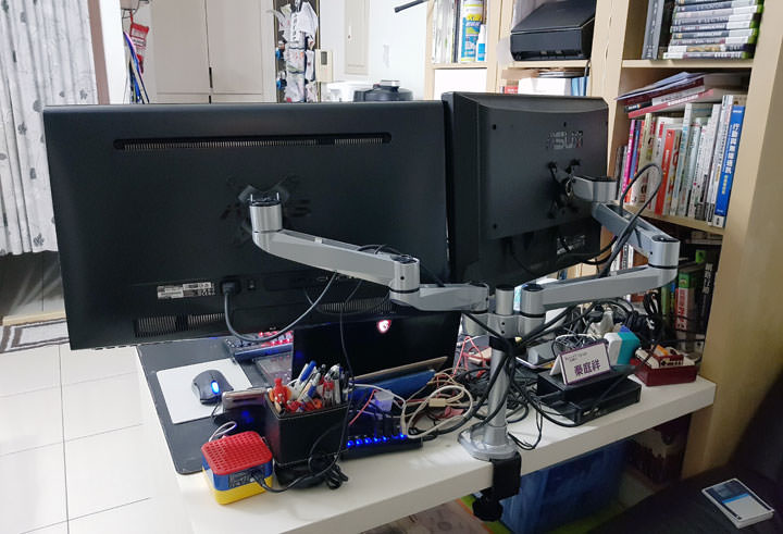 [Unbox] 穩穩地撐住兩個 32吋以上的大螢幕：「Xergo 雙延伸臂雙螢幕C型夾桌支撐架」開箱囉！ - 阿祥的網路筆記本