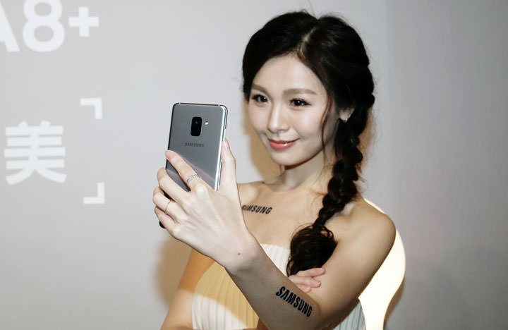 [Mobile] 三星在台灣推出前置雙鏡頭美拍奇機：Galaxy A8（2018）| A8+（2018）！預計 1/15 全面開賣！ - 阿祥的網路筆記本