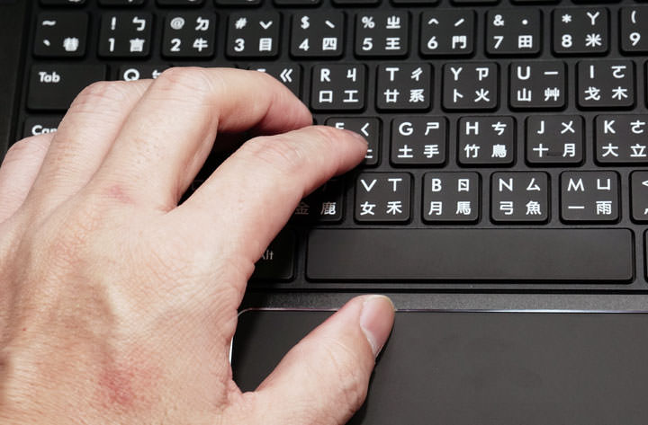 [Unbox] 外型吸睛，細部體現低調奢華感 的美國潮牌筆電「AVITA LIBER」型酷黑開箱實測分享！ - 阿祥的網路筆記本