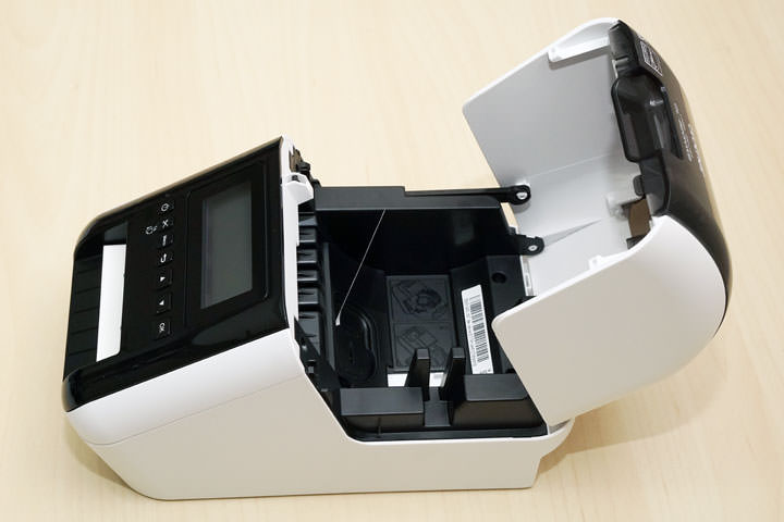 [Unbox] 功能完整，泛用性極高且低成本的企業管理利器：Brother QL-820NWB 高速無線標籤列印機深度評測！ - 阿祥的網路筆記本