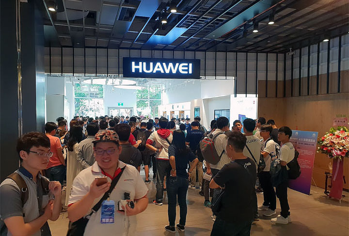 [Event] HUAWEI 台北首間品牌體驗店在三創生活園區正式開幕！眾多花粉齊聚一堂，超值優惠滿滿！ - 阿祥的網路筆記本