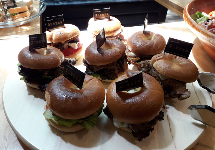 [Unbox] 真的超能拍！亮眼全螢幕設計、自拍能力更強大的高 CP 新機 Galaxy J6 開箱與深度評測！ - 阿祥的網路筆記本