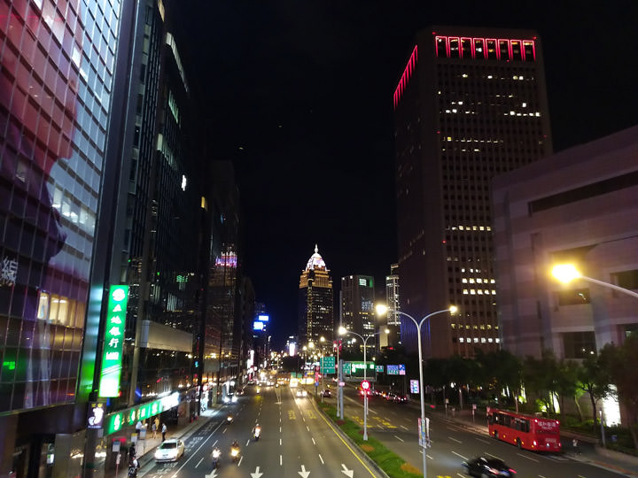 [Mobile] 就是要你拍得美！「智慧美顏」與「專業打光」加持大螢幕新機 Galaxy A8 Star 開箱與深度評測！ - 阿祥的網路筆記本