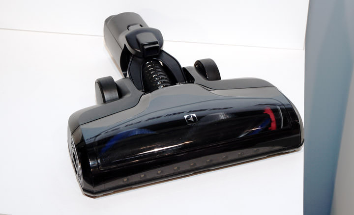 [3C] 金鐘影帝吳慷仁出任品牌代言！伊萊克斯發表全新「滑移百變吸塵器 PURE F9」，主打以人為本的北歐設計風格！ - 阿祥的網路筆記本