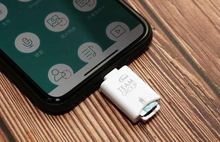 [Unbox] iPhone、iPad 專屬！十銓科技推出通過 Apple MFi 的 MoStash Reader 讀卡機！儲存空間想要多大自己決定！ - 阿祥的網路筆記本