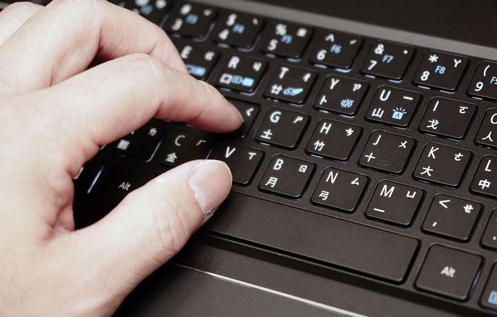 [Unbox] Acer Swift 7 實測報告：極致輕薄，行動力至上的頂級商務筆電！ - 阿祥的網路筆記本