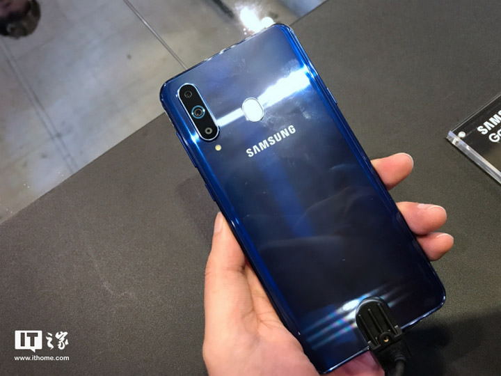 [Mobile] 三星 Galaxy A8s 於中國發表，全新 Infinity-O 「黑瞳全視屏」設計宣告新一代全螢幕設計來臨？ - 阿祥的網路筆記本