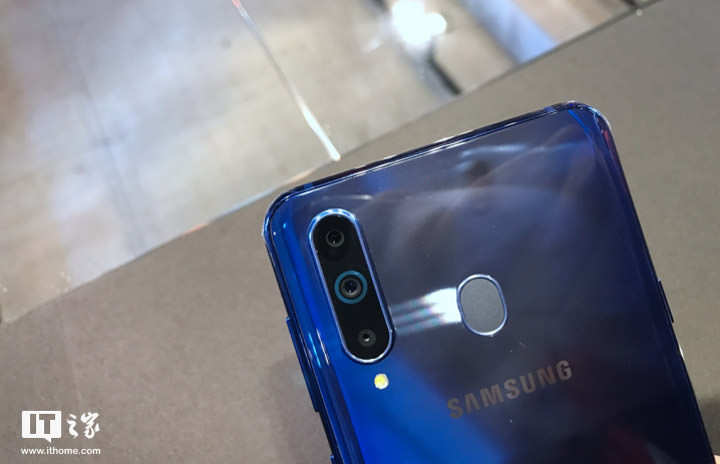 [Mobile] 三星 Galaxy A8s 於中國發表，全新 Infinity-O 「黑瞳全視屏」設計宣告新一代全螢幕設計來臨？ - 阿祥的網路筆記本