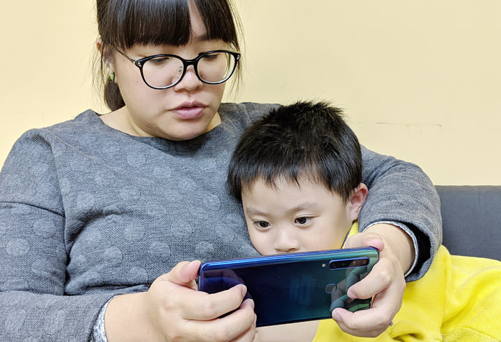 [Unbox] 全球首款四鏡頭手機的不同凡響！三星中階美拍新艦 Galaxy A9 開箱與深度評測！ - 阿祥的網路筆記本