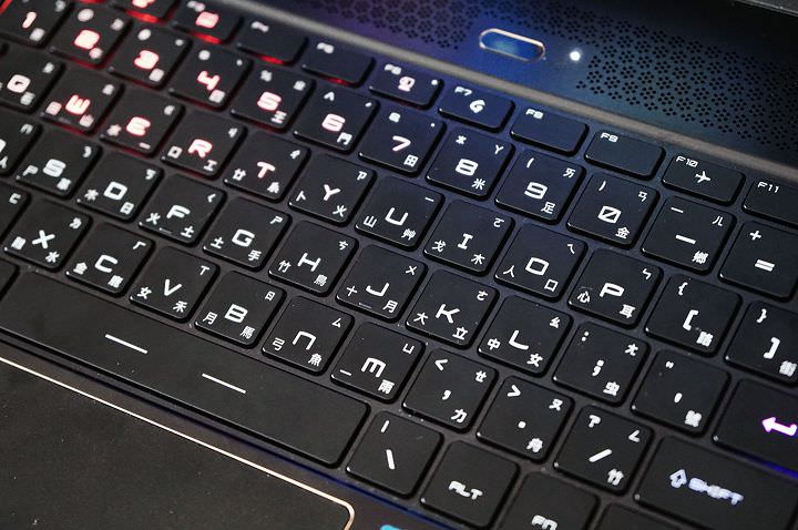 [Unbox] MSI GS65 Stealth Thin 8RF 動手玩：電競內在、時尚外貌，極致輕薄與極窄邊框的完美融合！ - 阿祥的網路筆記本