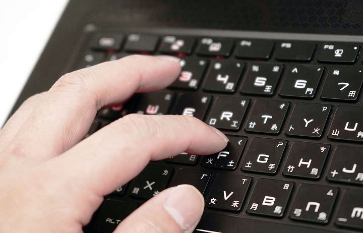 [Unbox] MSI GS65 Stealth Thin 8RF 動手玩：電競內在、時尚外貌，極致輕薄與極窄邊框的完美融合！ - 阿祥的網路筆記本