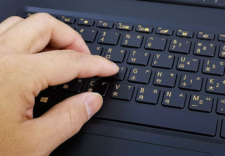 [Unbox] Acer Swift 5 動手玩：同級最輕僅 999 克，極窄邊框帶來絕佳視野！ - 阿祥的網路筆記本