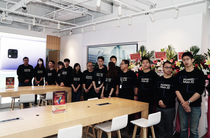 [Mobile] 華為品牌體驗服務店插旗高雄！新堀江店盛大開幕吸引近千名粉絲排隊搶好康！ - 阿祥的網路筆記本