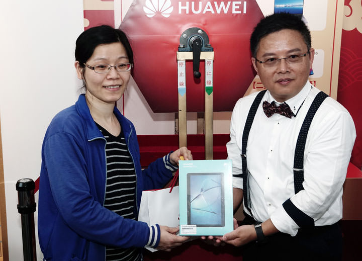 [Mobile] 華為品牌體驗服務店插旗高雄！新堀江店盛大開幕吸引近千名粉絲排隊搶好康！ - 阿祥的網路筆記本