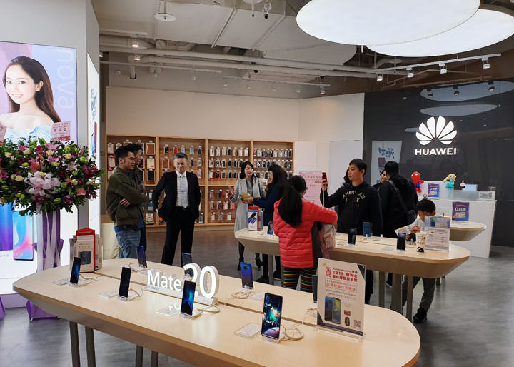 [Mobile] 搶攻親子客群！HUAWEI 品牌體驗店進駐台北大直 ATT4 Recharge！深耕在地服務，今年還將拓展12間體驗店與授權服務點！ - 阿祥的網路筆記本