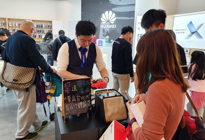 [Mobile] 搶攻親子客群！HUAWEI 品牌體驗店進駐台北大直 ATT4 Recharge！深耕在地服務，今年還將拓展12間體驗店與授權服務點！ - 阿祥的網路筆記本