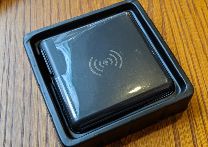 [Unbox] 愛思 Qi-A12 無線充電行動電源開箱：更輕巧好攜帶，支援 10W 無線快充更有效率！ - 阿祥的網路筆記本