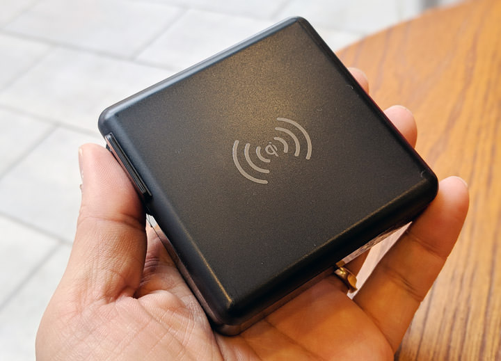 [Unbox] 愛思 Qi-A12 無線充電行動電源開箱：更輕巧好攜帶，支援 10W 無線快充更有效率！ - 阿祥的網路筆記本