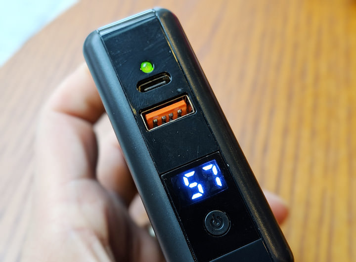 [Unbox] 愛思 Qi-A12 無線充電行動電源開箱：更輕巧好攜帶，支援 10W 無線快充更有效率！ - 阿祥的網路筆記本