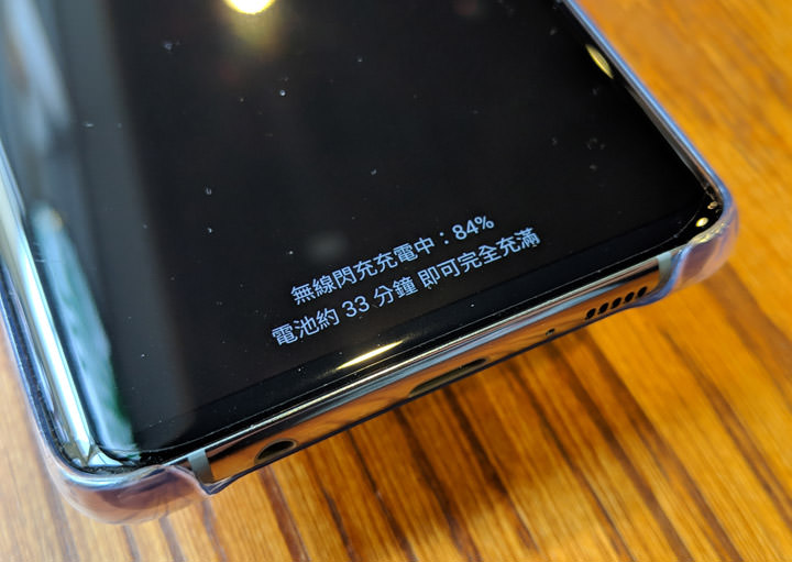 [Unbox] 愛思 Qi-A12 無線充電行動電源開箱：更輕巧好攜帶，支援 10W 無線快充更有效率！ - 阿祥的網路筆記本