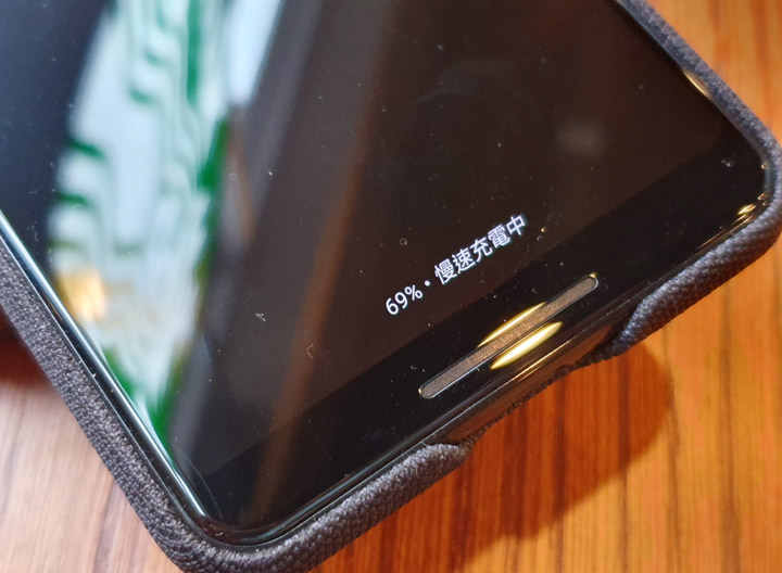 [Unbox] 愛思 Qi-A12 無線充電行動電源開箱：更輕巧好攜帶，支援 10W 無線快充更有效率！ - 阿祥的網路筆記本