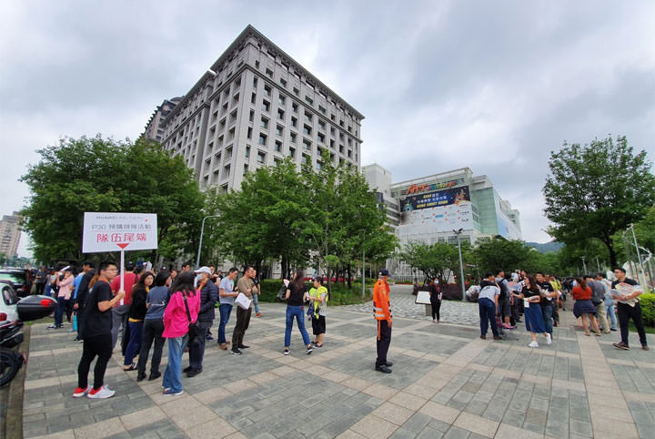 [Mobile] HUAWEI P30 與 P30 Pro 今日開賣！北中南共計超過 3500 人排隊領機！ - 阿祥的網路筆記本