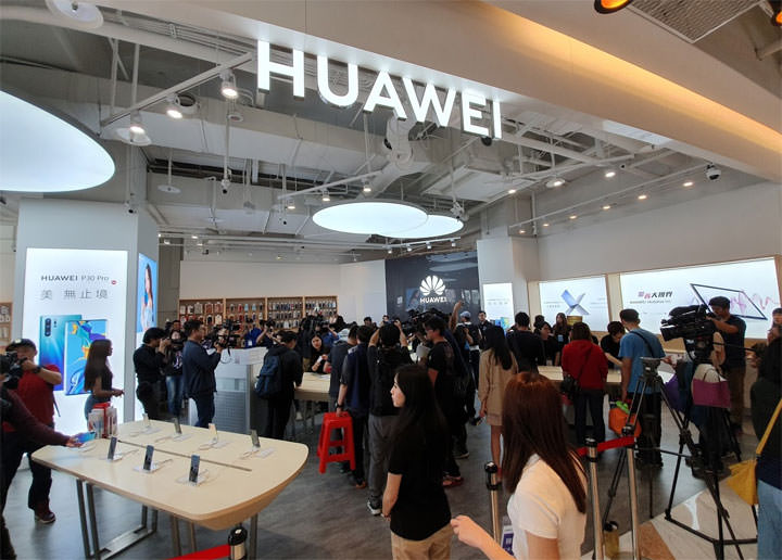 [Mobile] HUAWEI P30 與 P30 Pro 今日開賣！北中南共計超過 3500 人排隊領機！ - 阿祥的網路筆記本