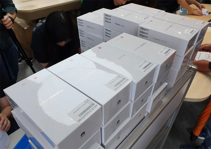 [Mobile] HUAWEI P30 與 P30 Pro 今日開賣！北中南共計超過 3500 人排隊領機！ - 阿祥的網路筆記本